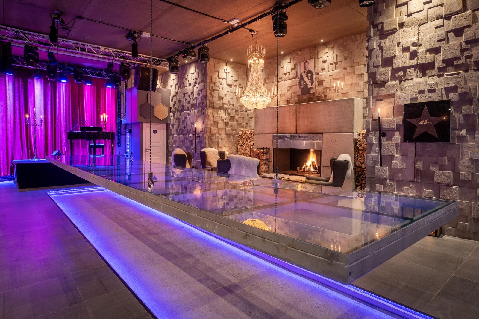 Elegant inredning med öppen spis