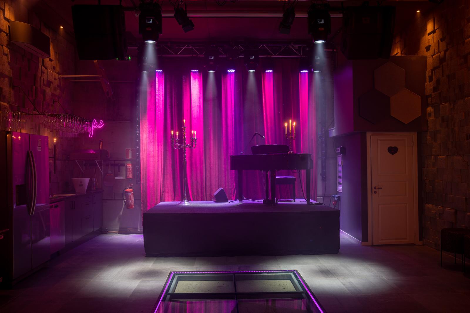 Scen med ljus och musikutrustning