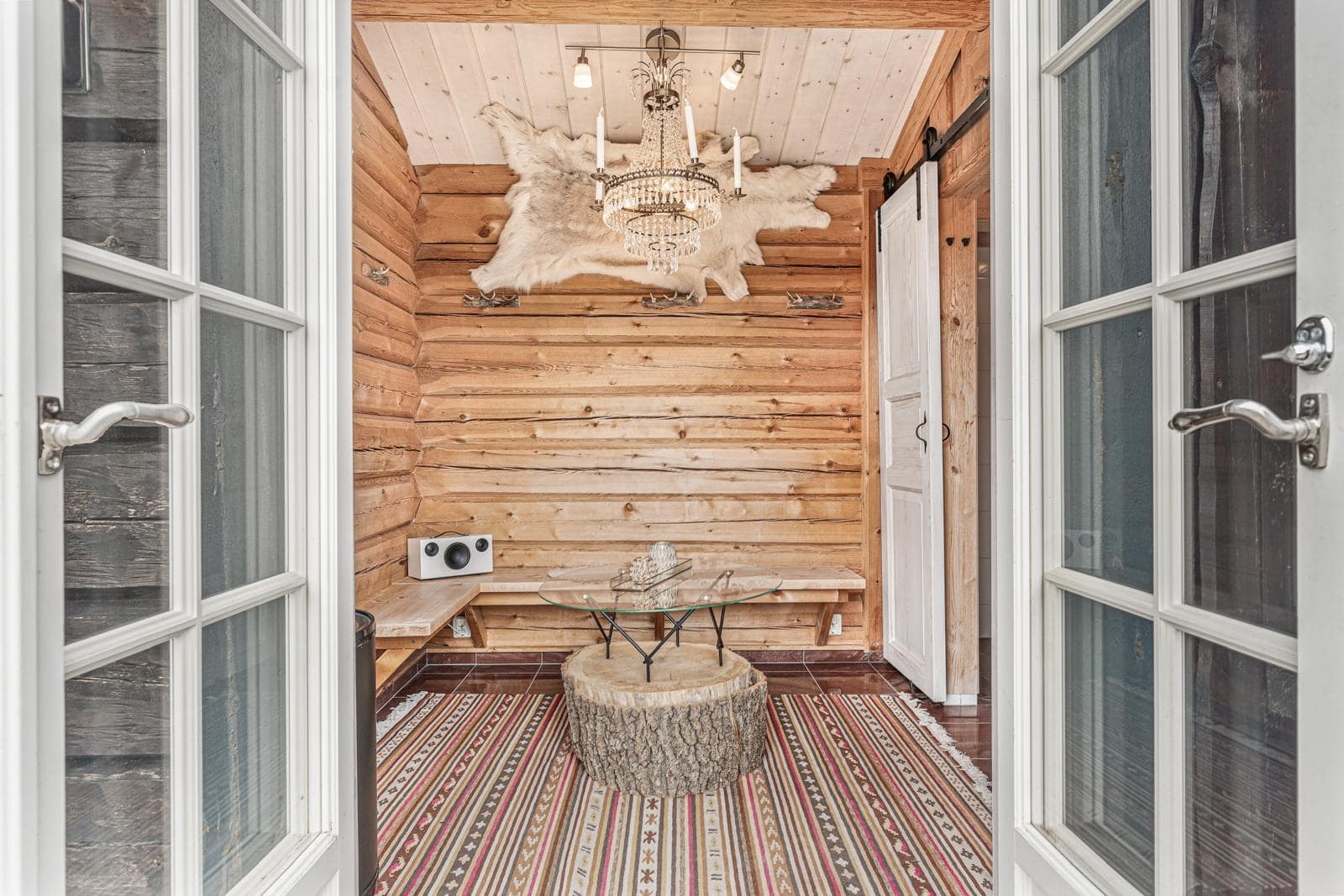 Trädhus med mysig inredning och belysning