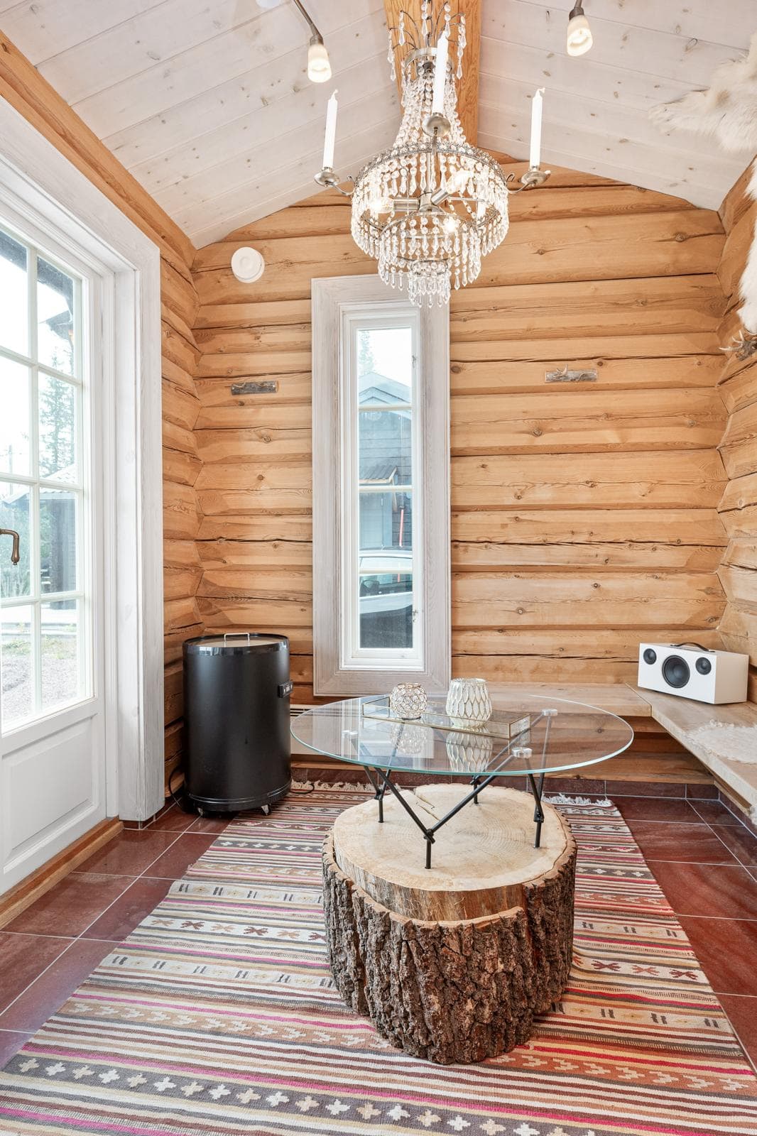 Mysig stuga med träinredning och kristallkrona