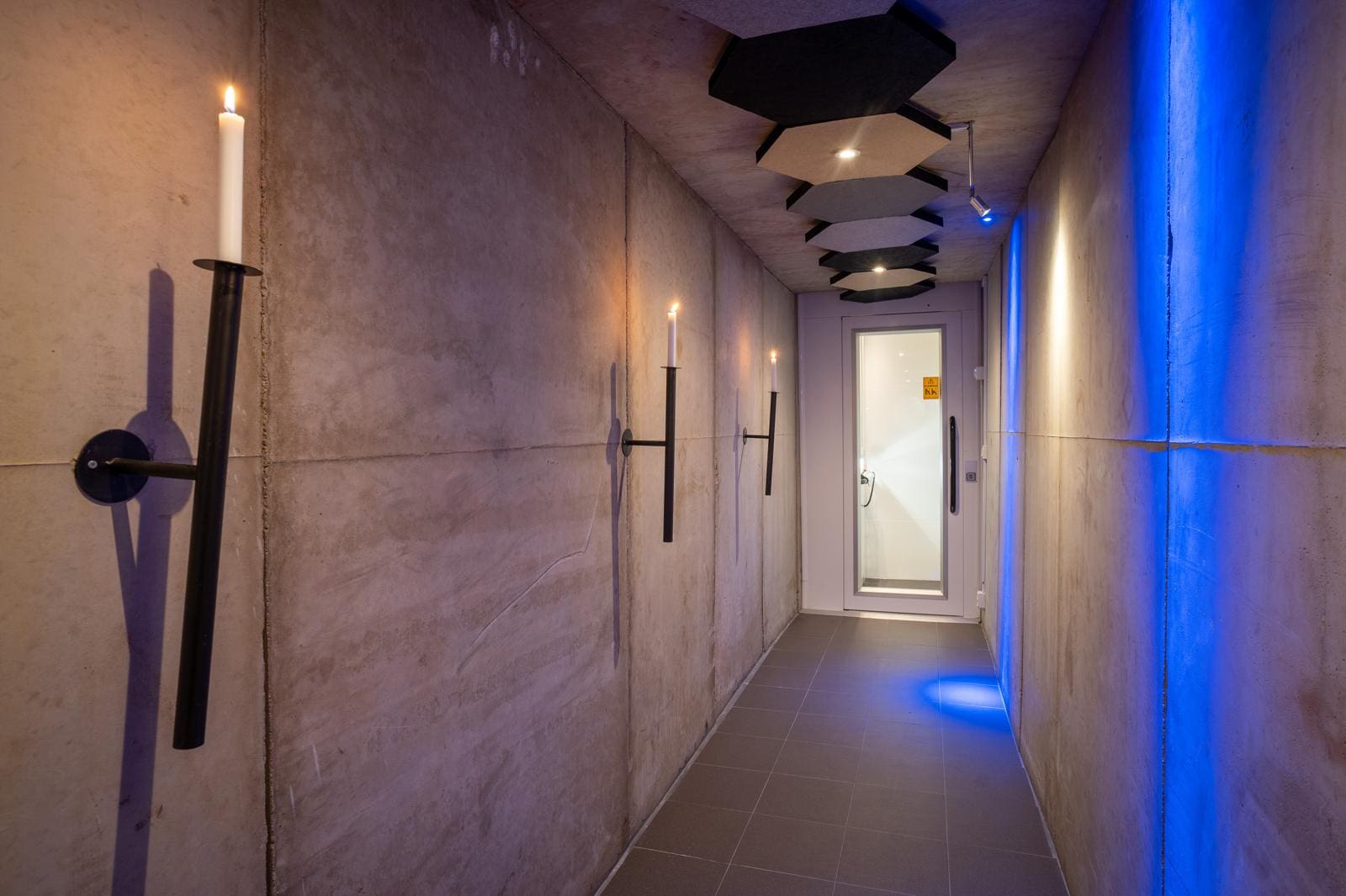 Mörk korridor med ljus och dörr