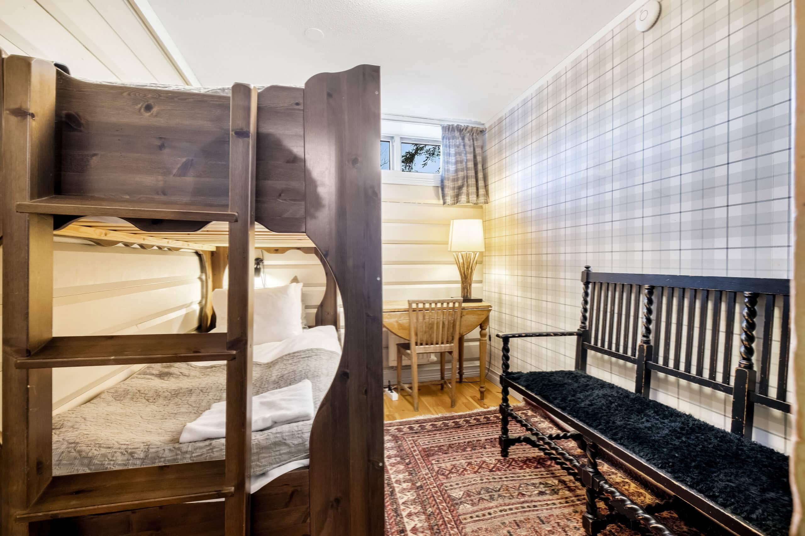 Sovrum med våningssäng och sittgrupp