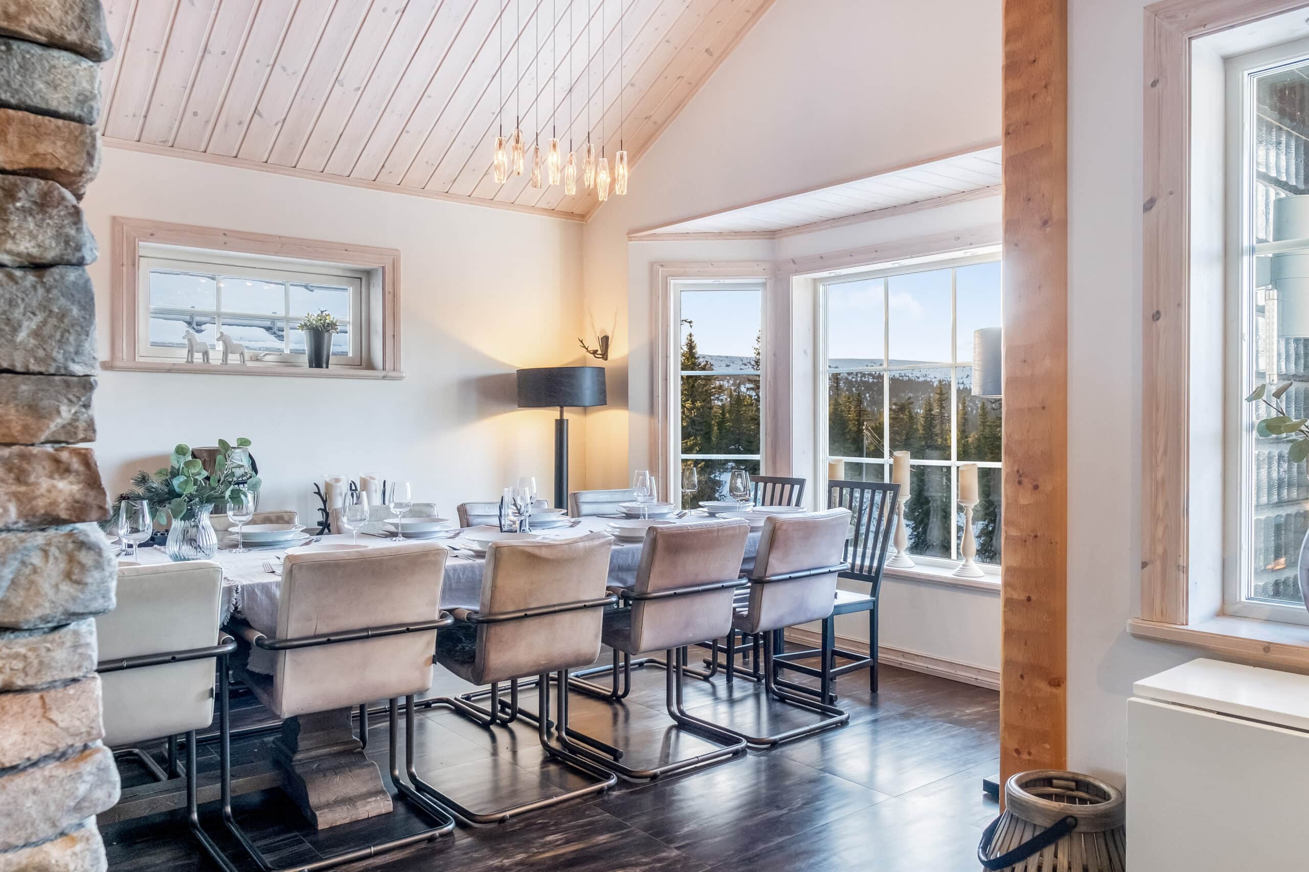 Matbord med fjällutsikt