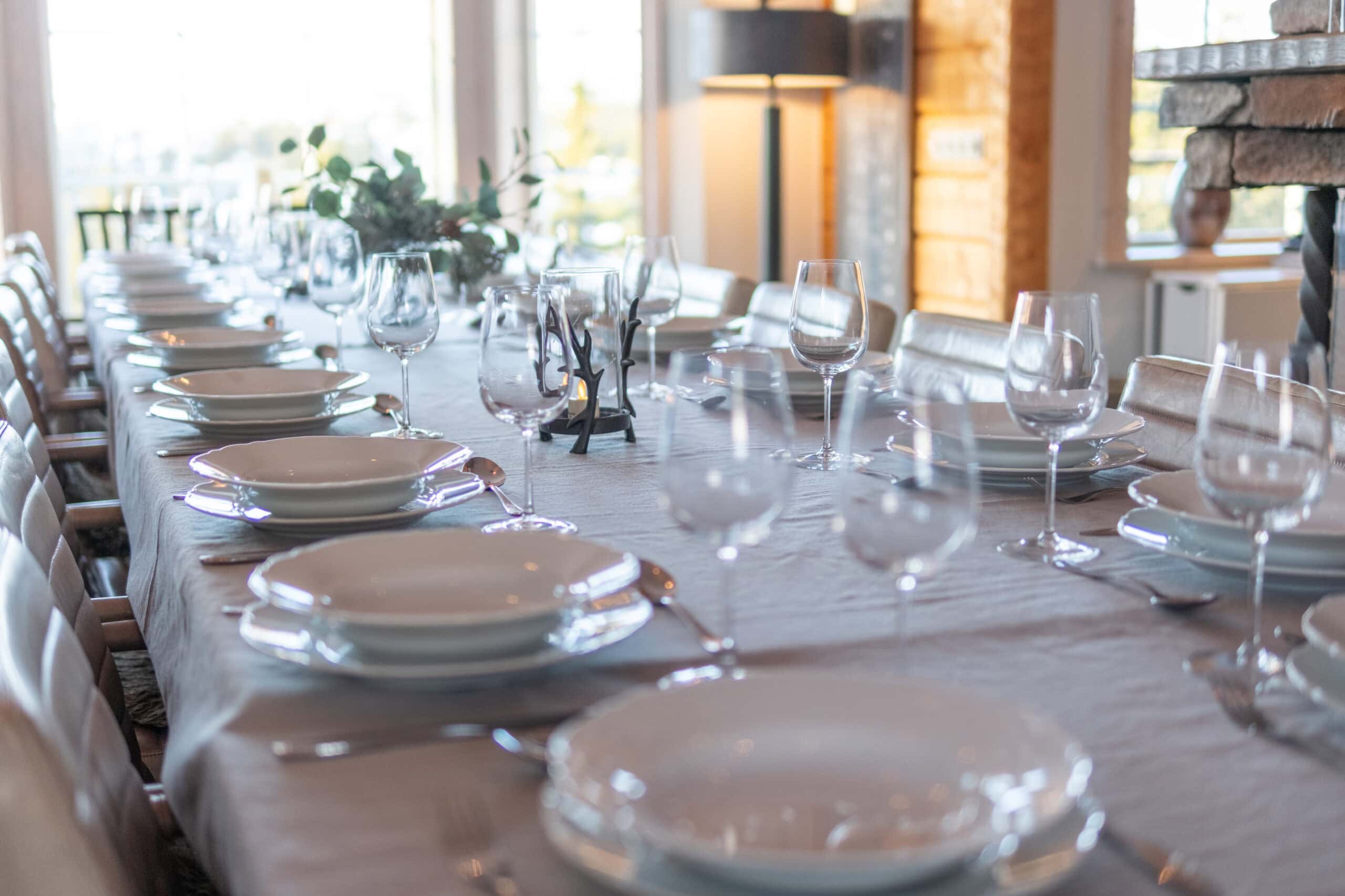 Matbord sälengodset med utsikt över fjället