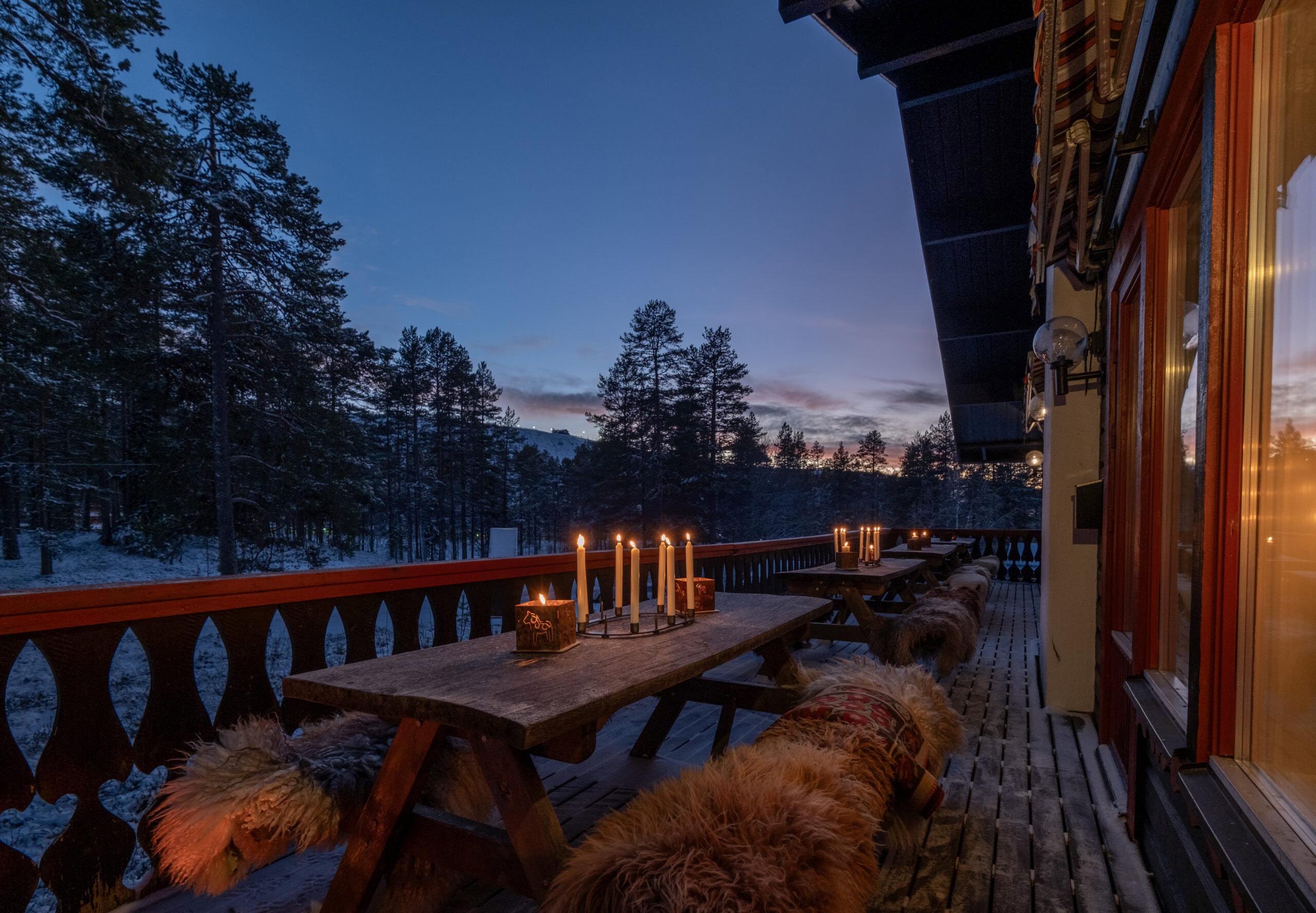 Långbord utomhus i skymningen Gattarstugan