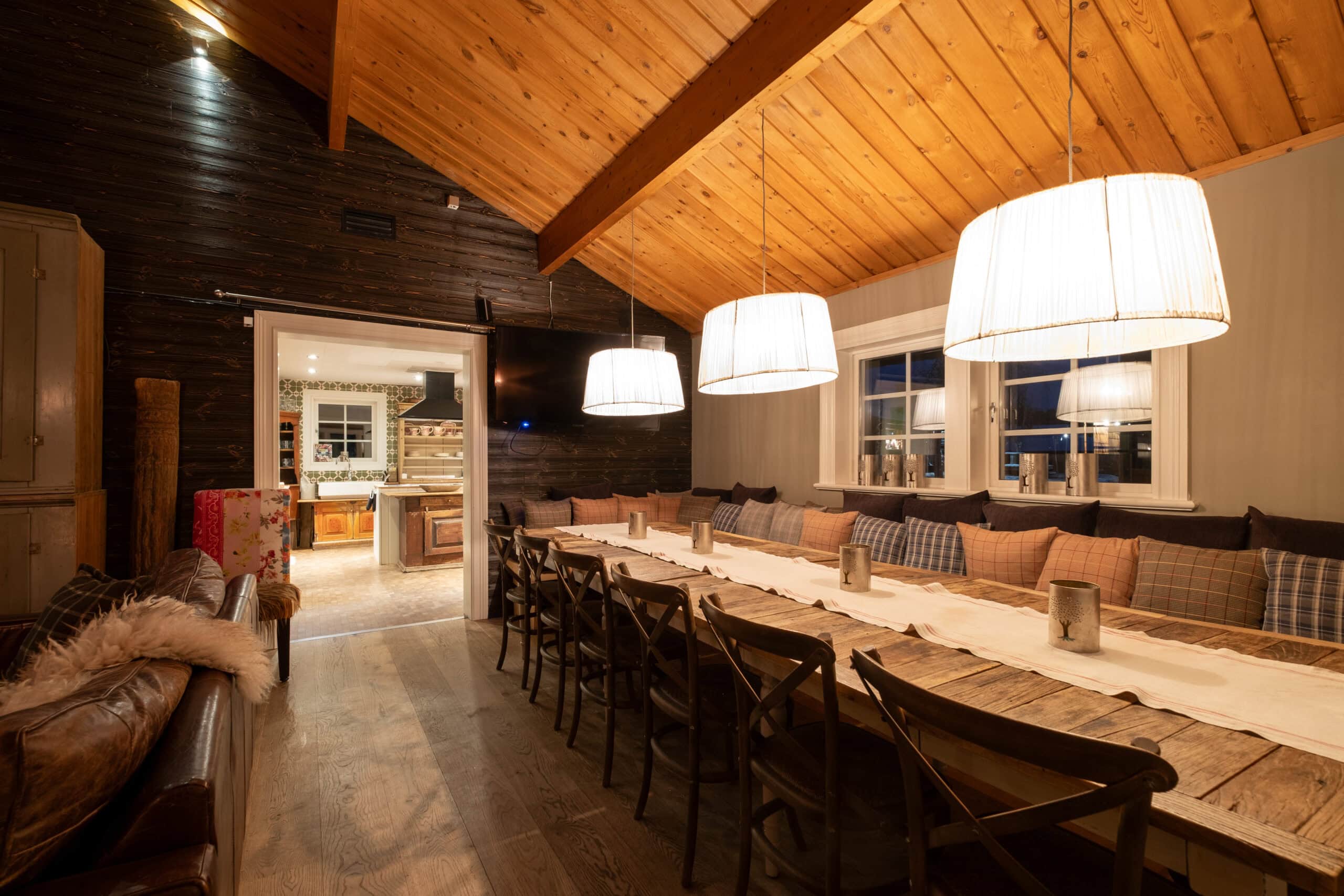 Vy mot matvord och kök i Gattarstugan