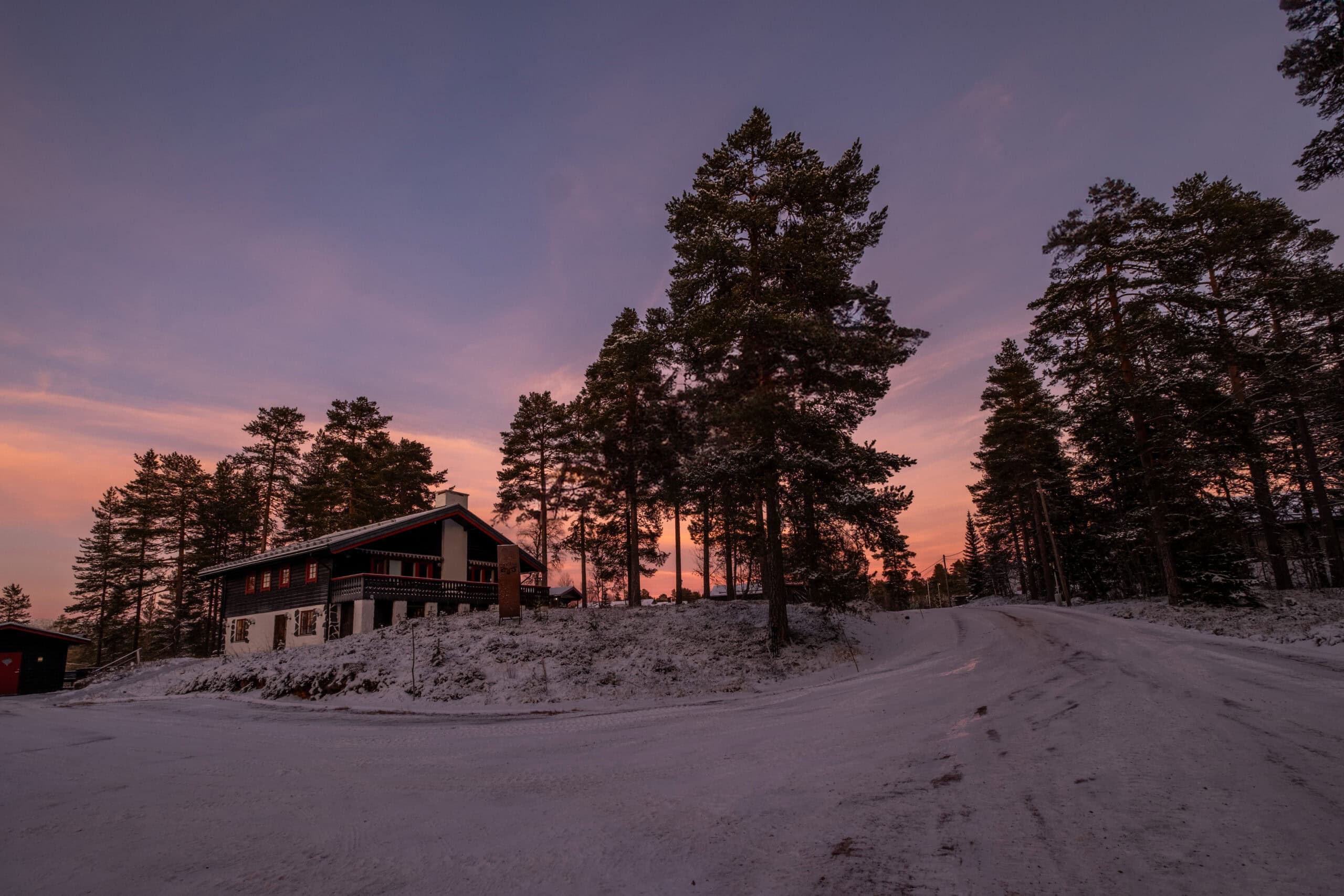 Gattarstugan i skymningen nära Tandådalen i Sälen