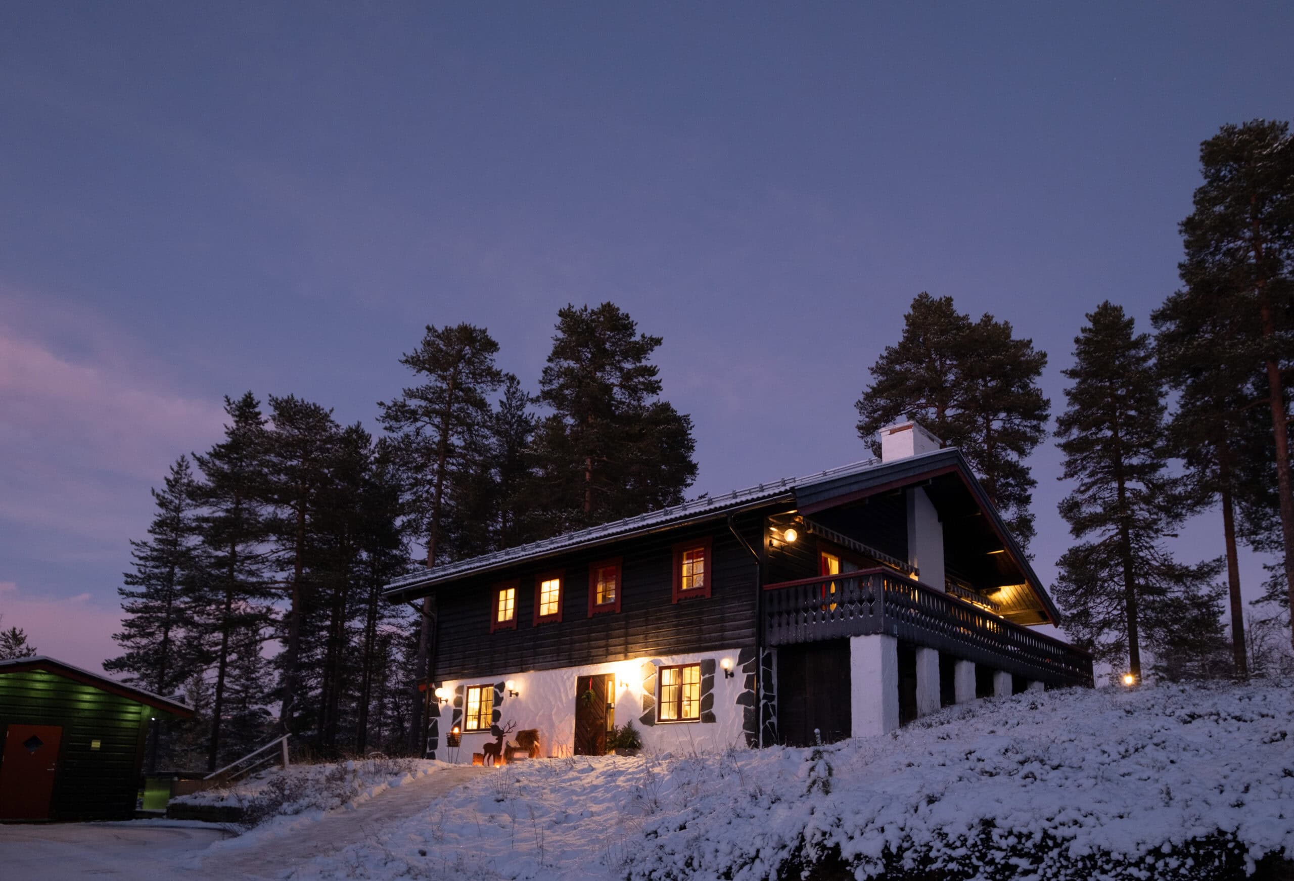Vinterhus med snö och skog