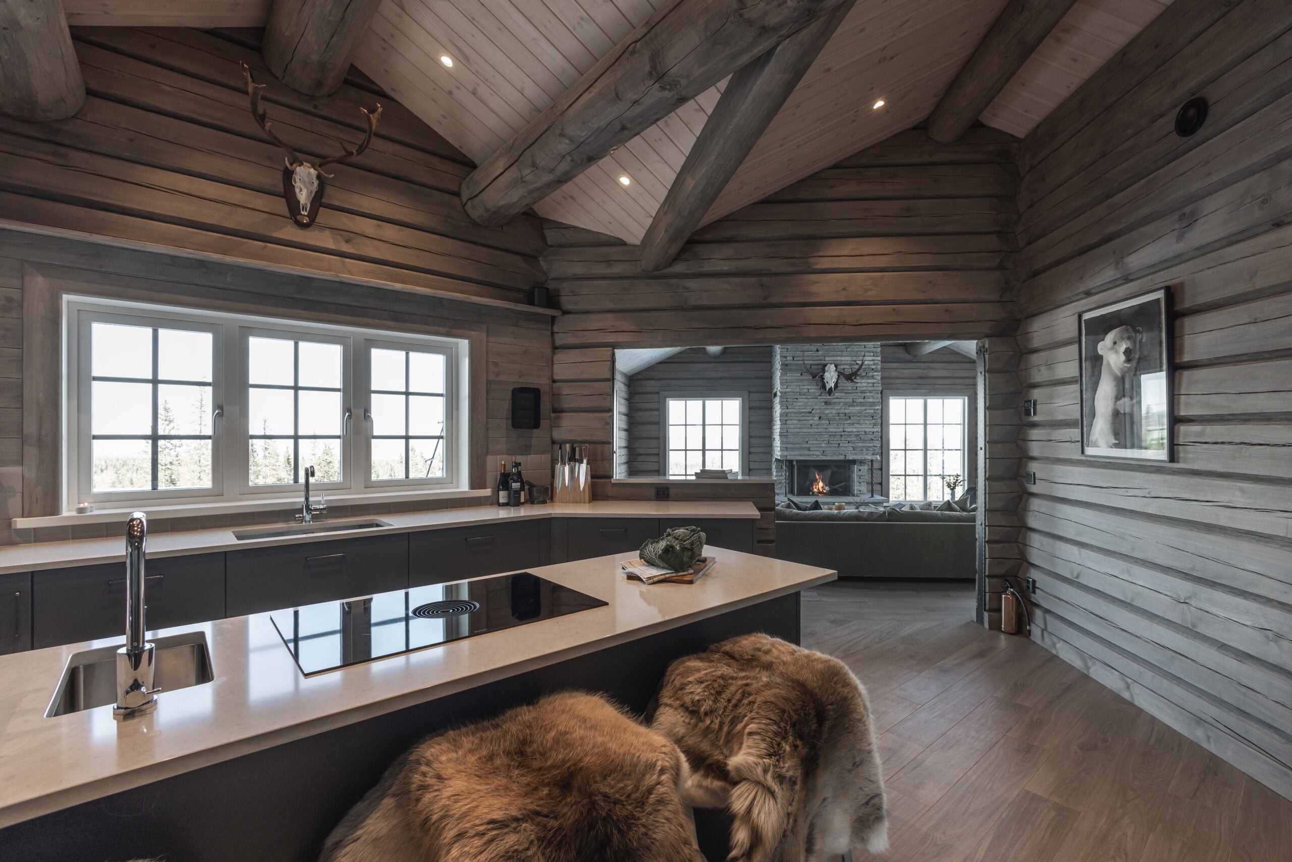 Rustikale Kücheneinrichtung aus Holz mit großen Fenstern und offenem Grundriss – perfekt für ein gemütliches Zuhause.