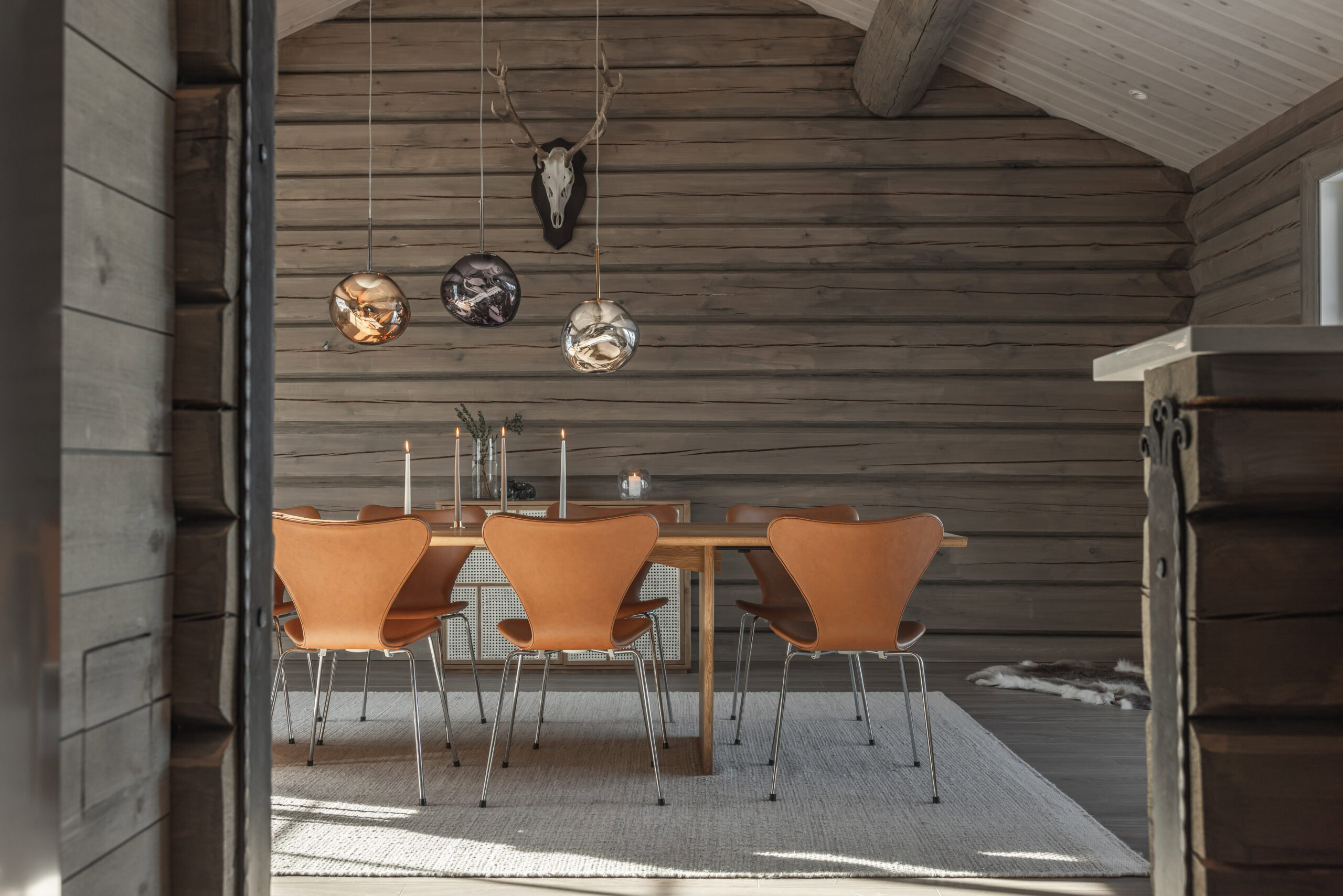Ein wunderschön eingerichtetes Esszimmer im Stil von salengods mit modernen Stühlen und dekorativen Lampen.