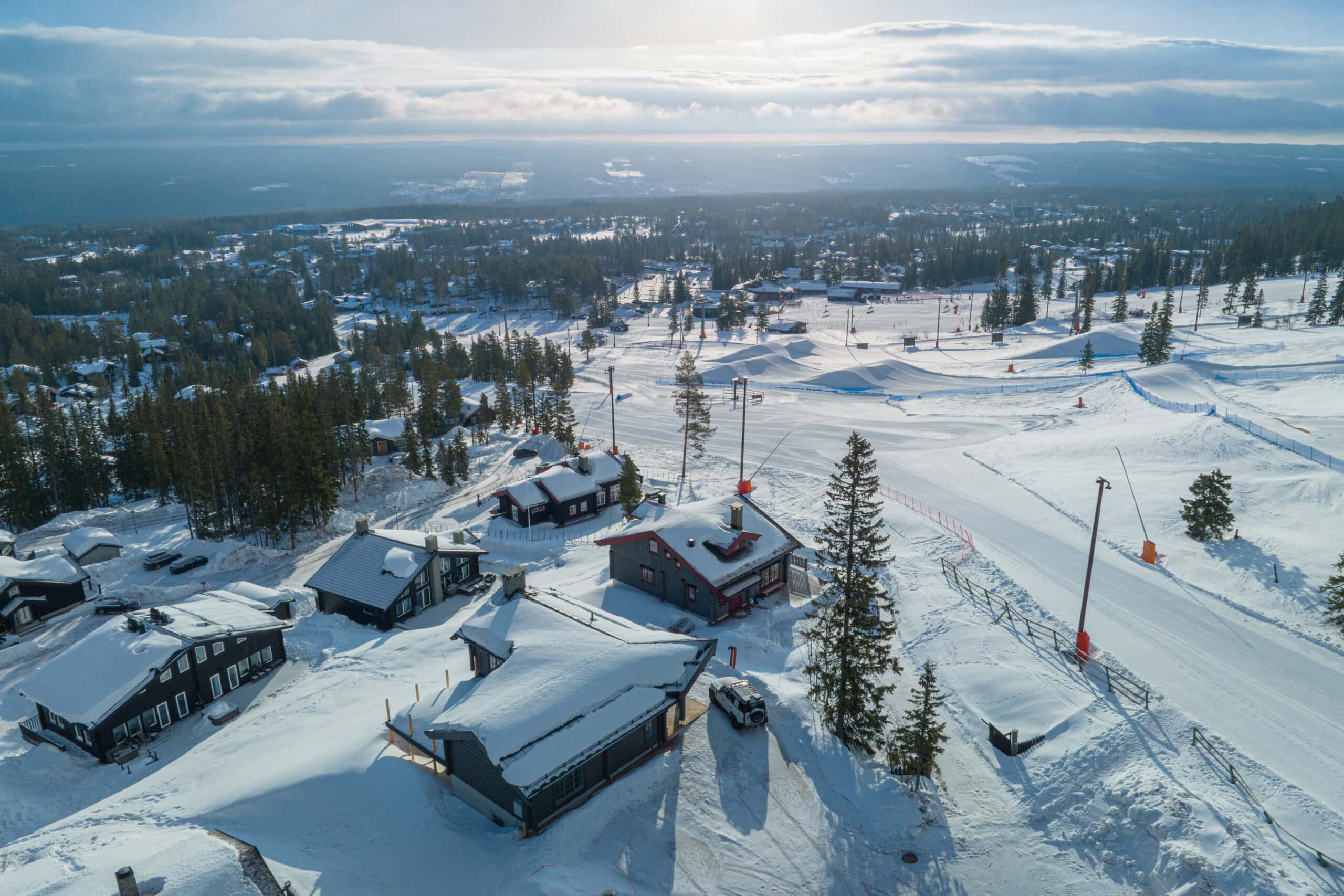 Verschaffen Sie sich einen Überblick über die schneebedeckten Ferienhäuser und Landschaften auf dem Landgut Salen – ideal für einen Winterurlaub und zum Skifahren in Schweden.