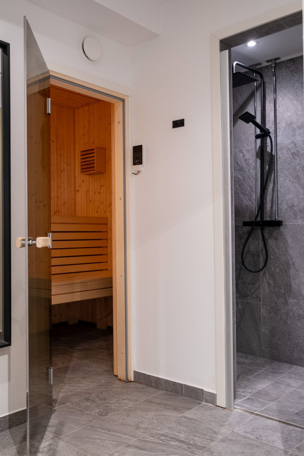 The corridor with the door leading to the sauna and the adjoining shower room.
