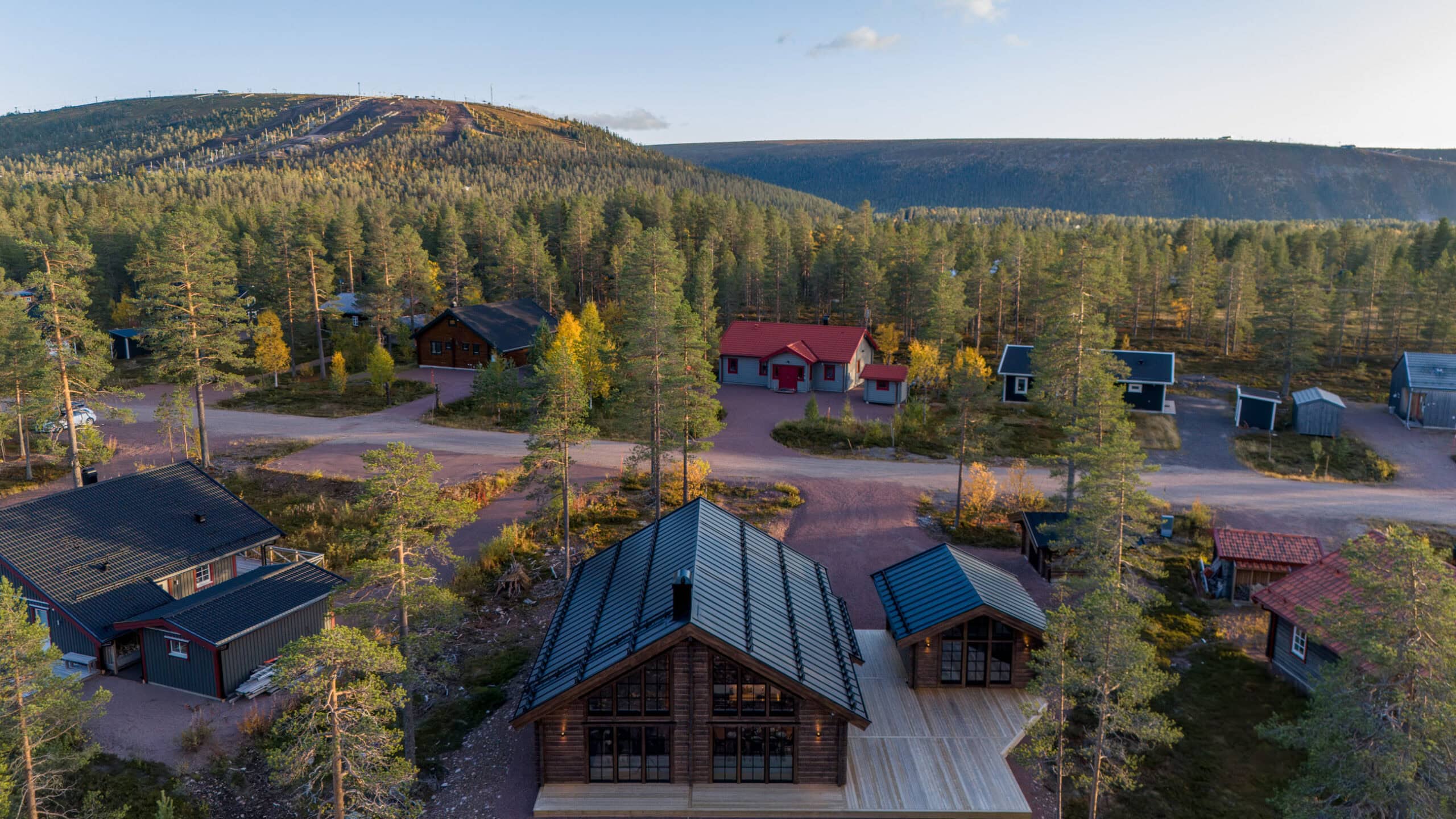 Huset ovanifrån med terrass och attefallshus