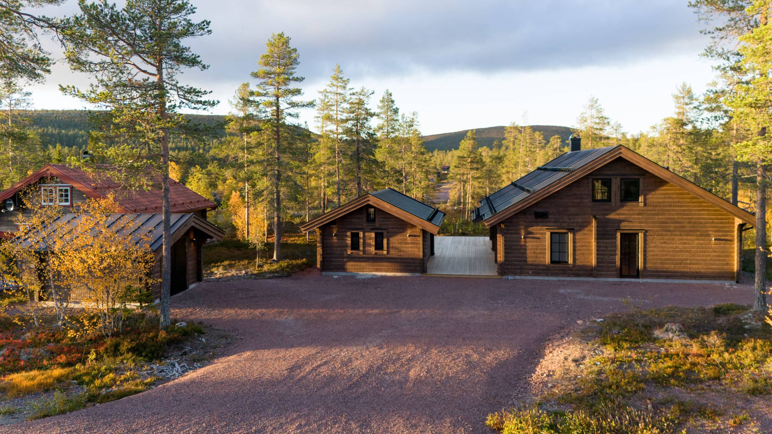 Huset och attefallshuset från gårdsplanen
