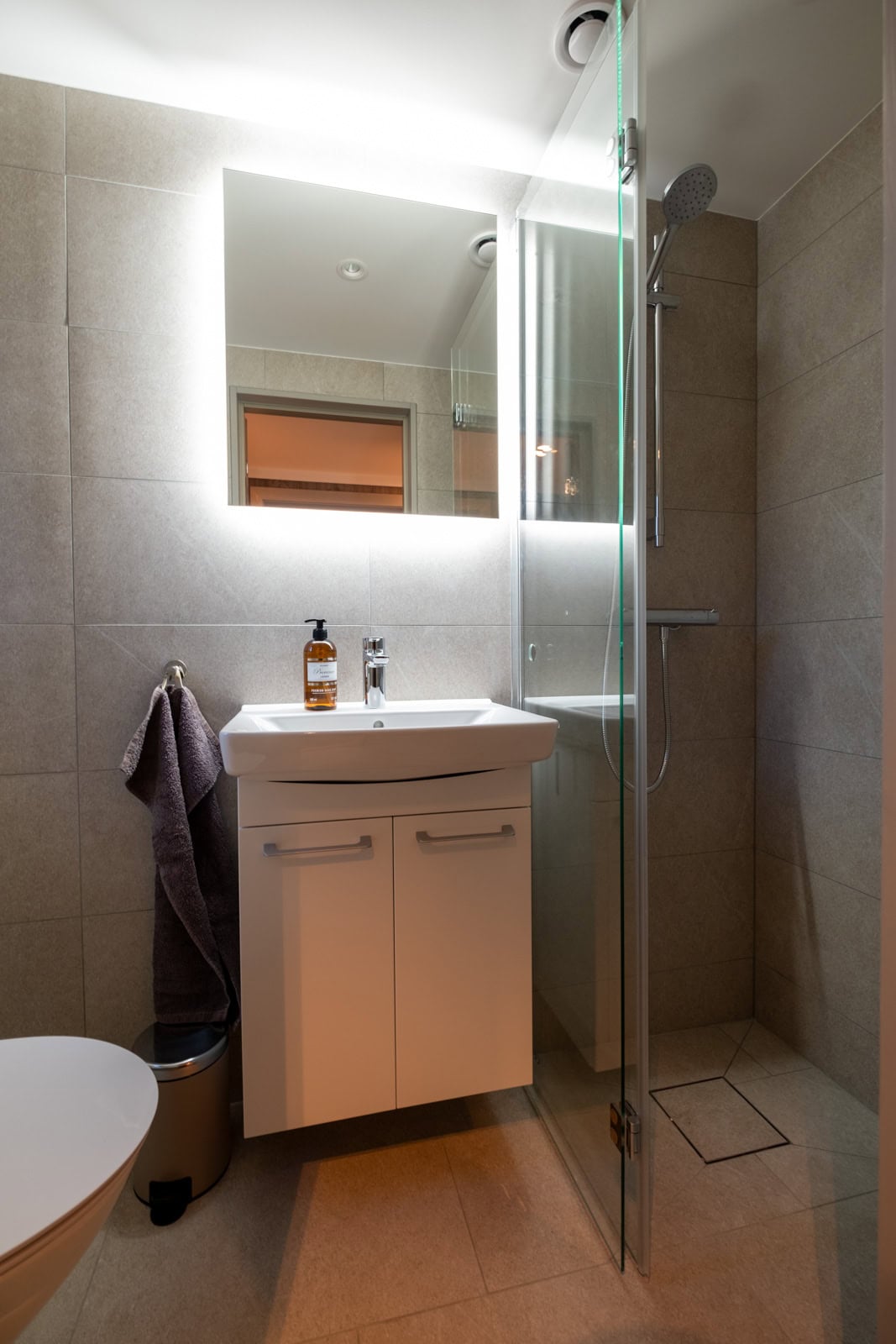 The bathroom in the Attefall house, with a shower cubicle and washbasin